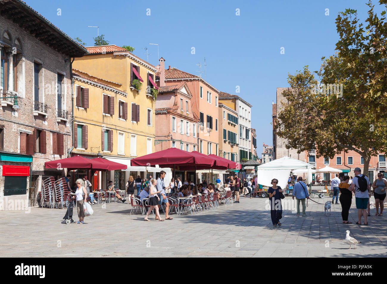 Menschen essen bei Open-Air-Restaurants, Campo Santa Margherita, Dorsoduro Venedig, Venetien, Italien, um an einem sonnigen Herbsttag. Stockfoto