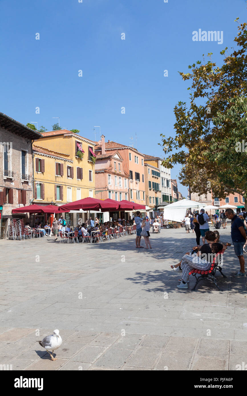 Menschen essen bei Open-Air-Restaurants, Campo Santa Margherita, Dorsoduro Venedig, Venetien, Italien, um an einem sonnigen Herbsttag. Stockfoto