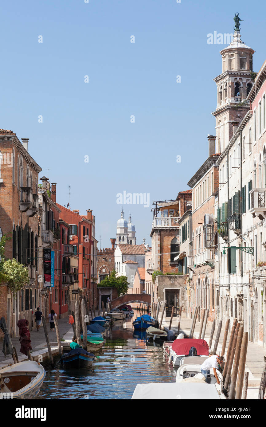 San Barnaba Kanal, Rio San Barnaba, Dorsoduro Venedig, Venetien, Italien, einem malerischen Kanal im Spätsommer zurück Stockfoto