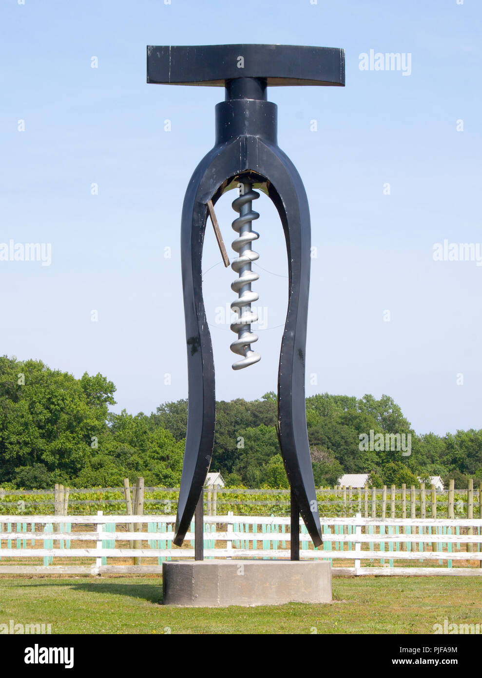Eine hoch aufragende Korkenzieher-Skulptur setzt auf einem Weingut in Irvington, Virginia, ein markantes Statement – perfekt für Weinliebhaber und Kunstfans am Straßenrand. Stockfoto