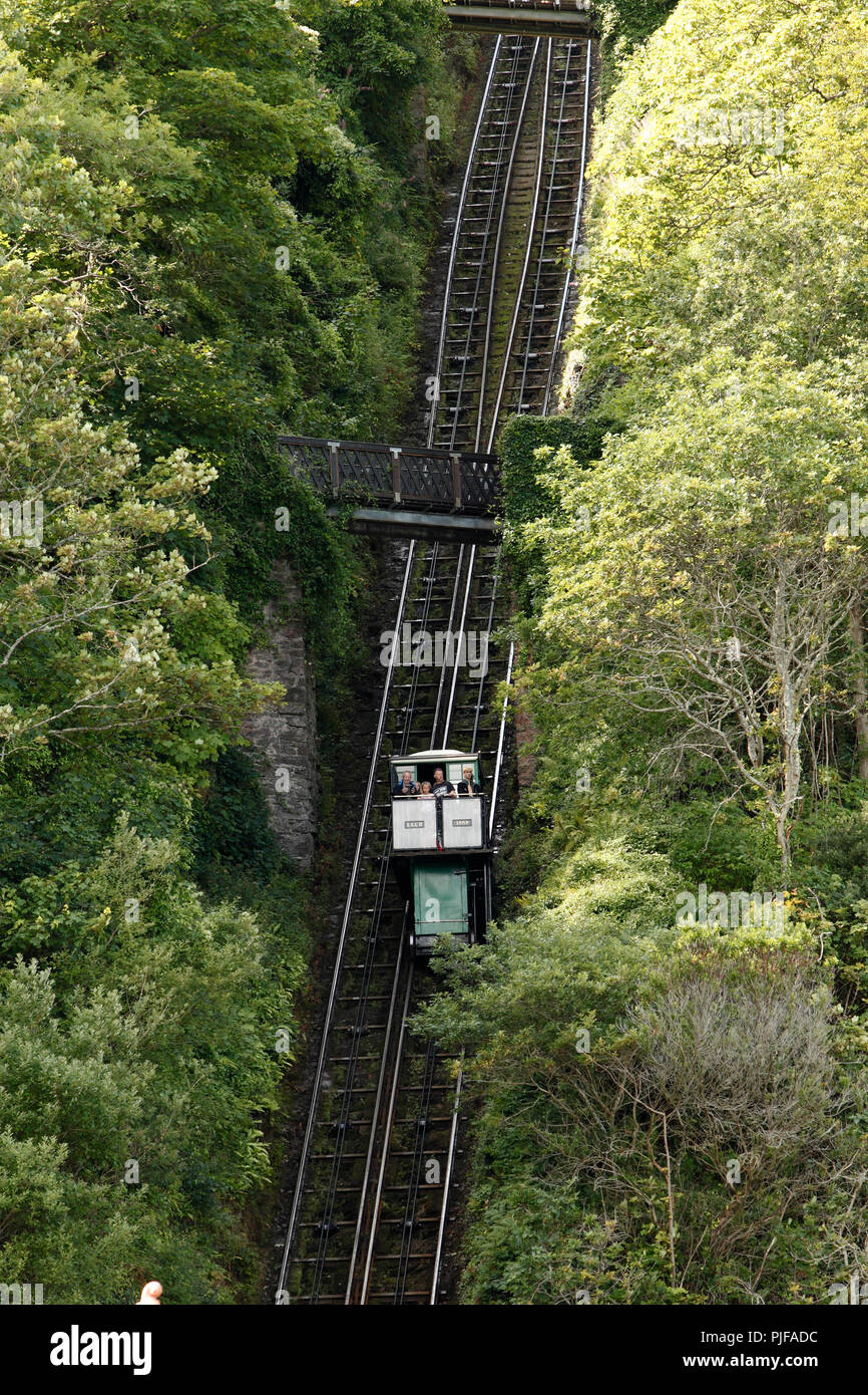 In Lynton Lynmouth Cliff Railway zeigt die Kutschen auf dem Aufstieg Stockfoto In Lynton Lynmouth Cliff Railway zeigt die Kutschen auf dem Aufstieg Stockfoto