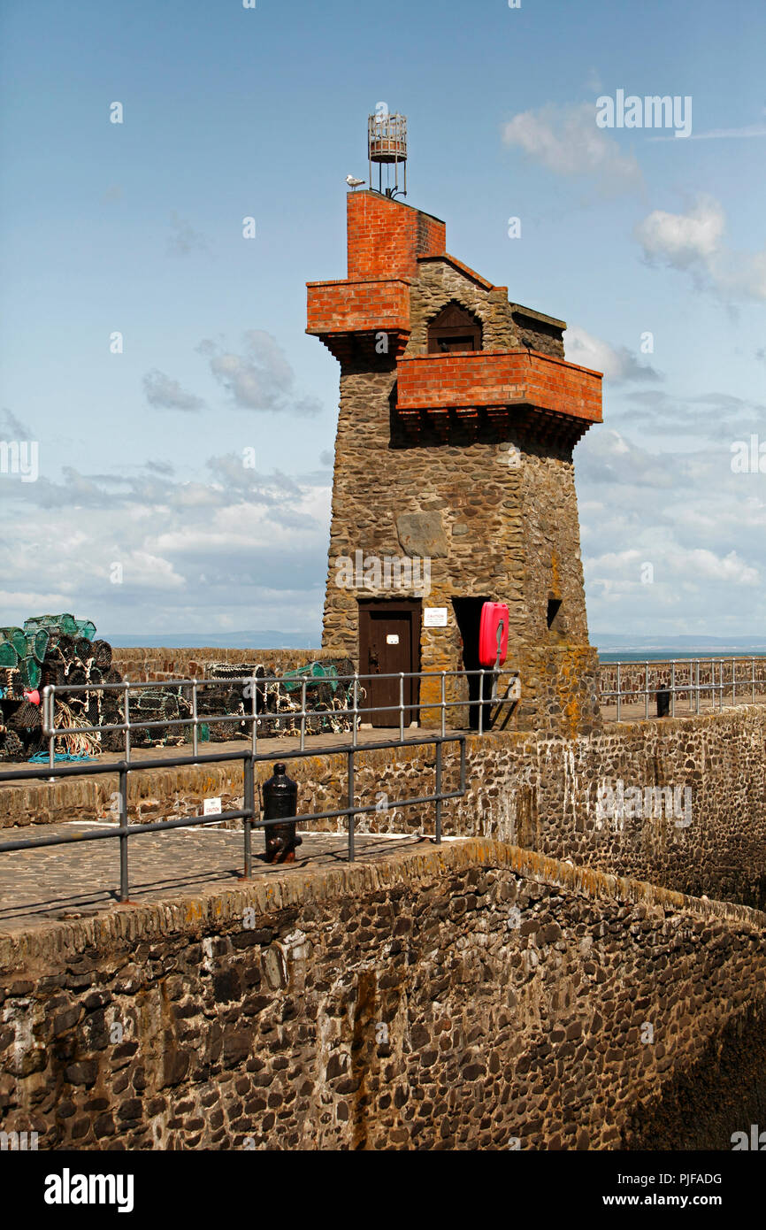 Rheinische Turm auf Lynmouth Hafen, an einem sommerlichen Tag mit blauem Himmel. Stockfoto