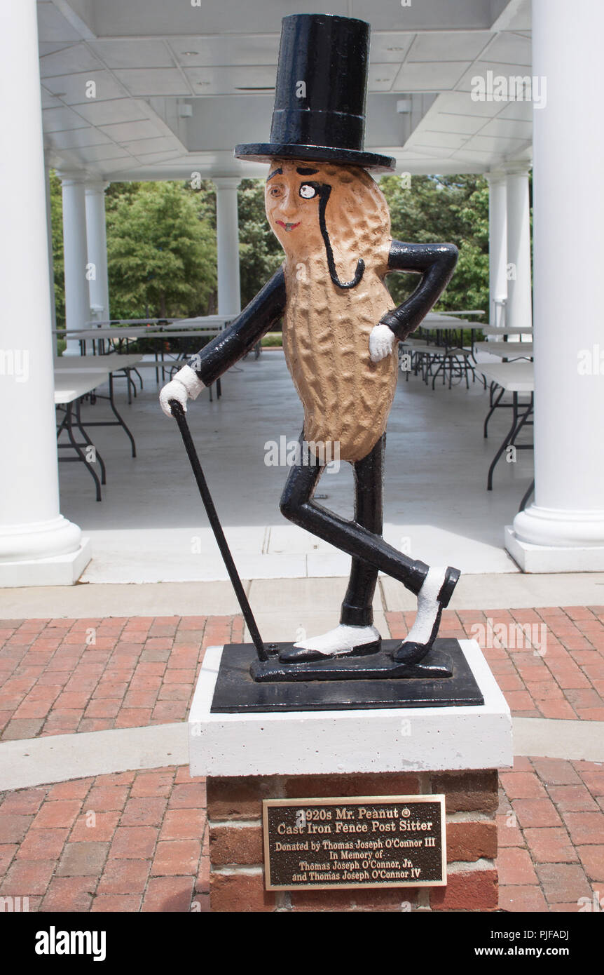Eine Bronzestatue von Mr. Peanut steht stolz in Suffolk, Virginia, dem Geburtsort des geliebten Planters Maskottchens. Stockfoto