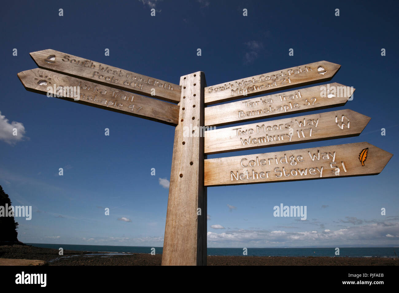 Zeichen zeigen die verschiedenen Wanderungen und Kilometerstand von Lynmouth, North Devon. Tarka Trail, South West Coastal Path, zwei Mauren weg, Coleridge weg. Stockfoto