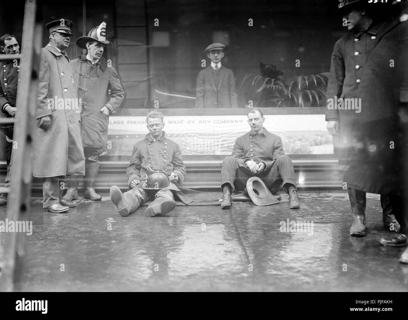 Historisches Bild der Stadt New York Feuerwehrleute nach einer U-Bahn Brand, 1915 Stockfoto
