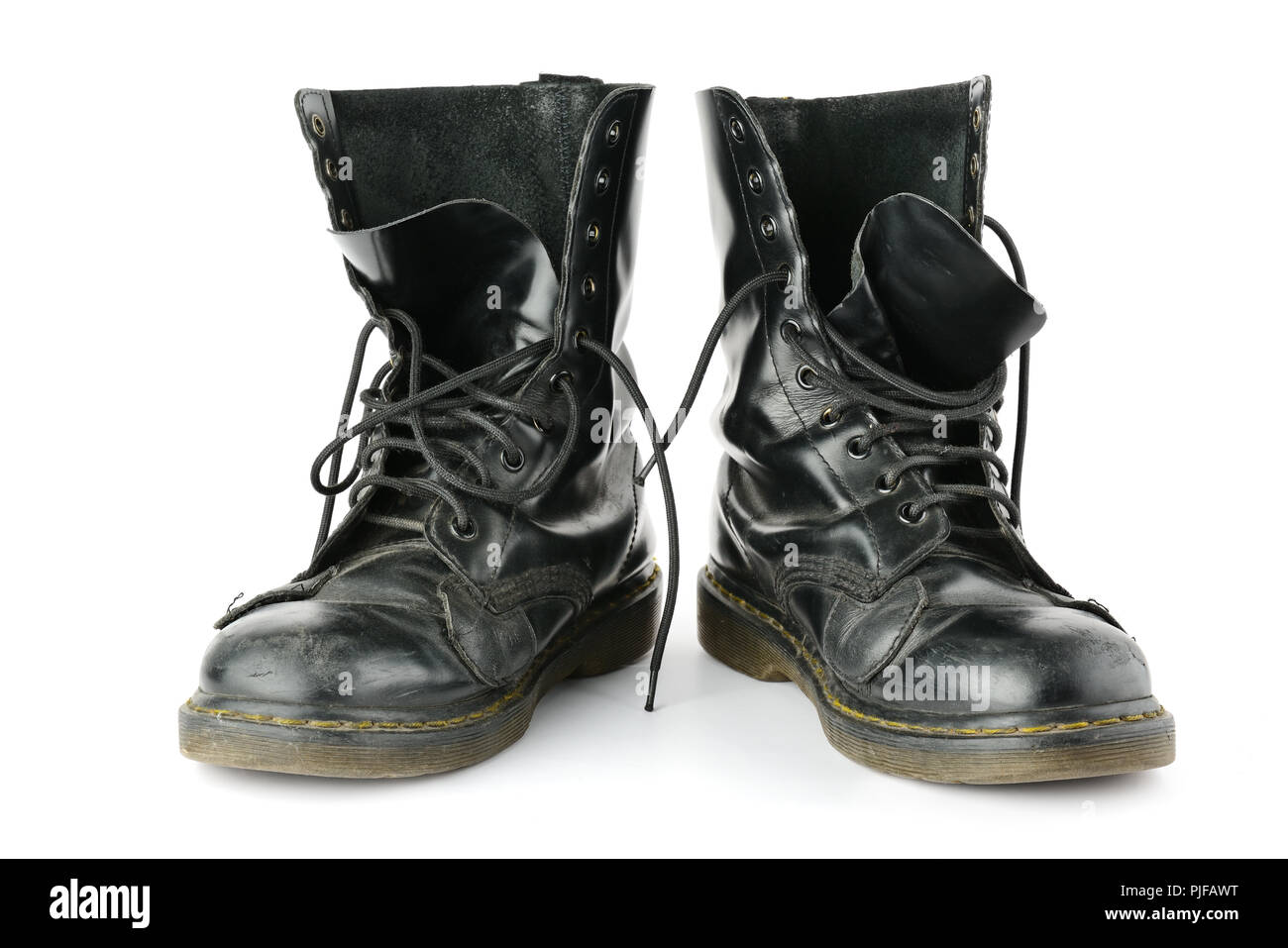 Alte schäbige Leder Stiefel auf weißem Hintergrund. Stockfoto