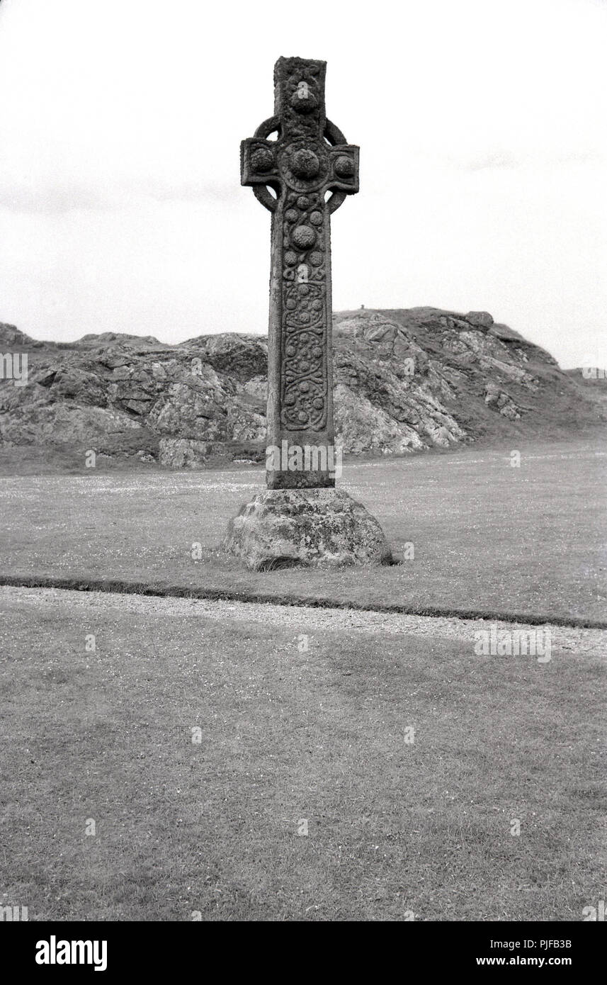 1950er Jahre, antike 9. Jahrhundert St Martins's Cross auf Iona, Innere Hebriden, Western Isles, Schottland, Großbritannien. Die Insel Iona war ein Zentrum des Gälischen Mönchtums für drei Jahrhunderte und ist für seine Abtei, wo die christlichen und keltischen Kreuz steht bekannt. Stockfoto