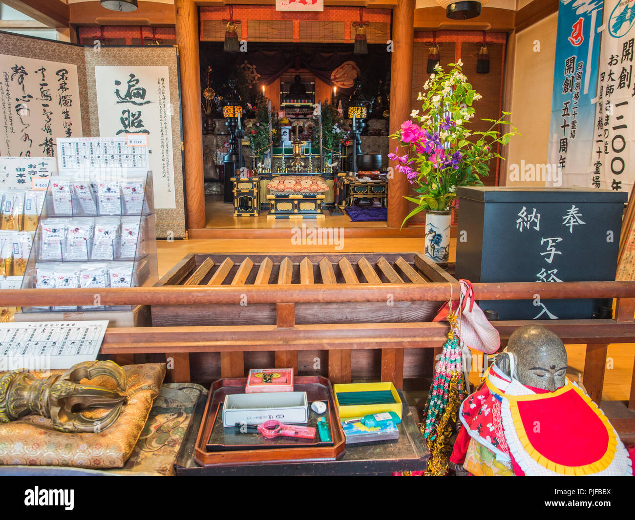 Altar und Ort der Anbetung, Enmeiji, Shikoku 88 Tempel Wallfahrt, Ehime, Japan Stockfoto