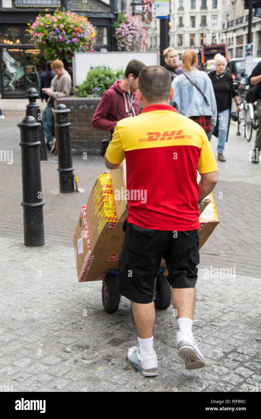 DHL Lieferung per Kurier auf Carnaby Street, London, UK Stockfoto