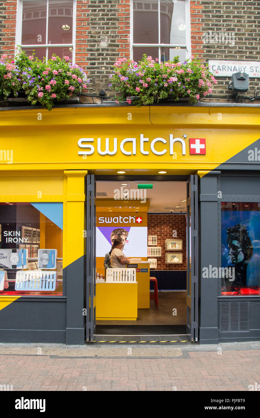 Eingang und Ladenfront des Uhrenladens auf der Carnaby Street, Soho, London, W1, England, UK Stockfoto