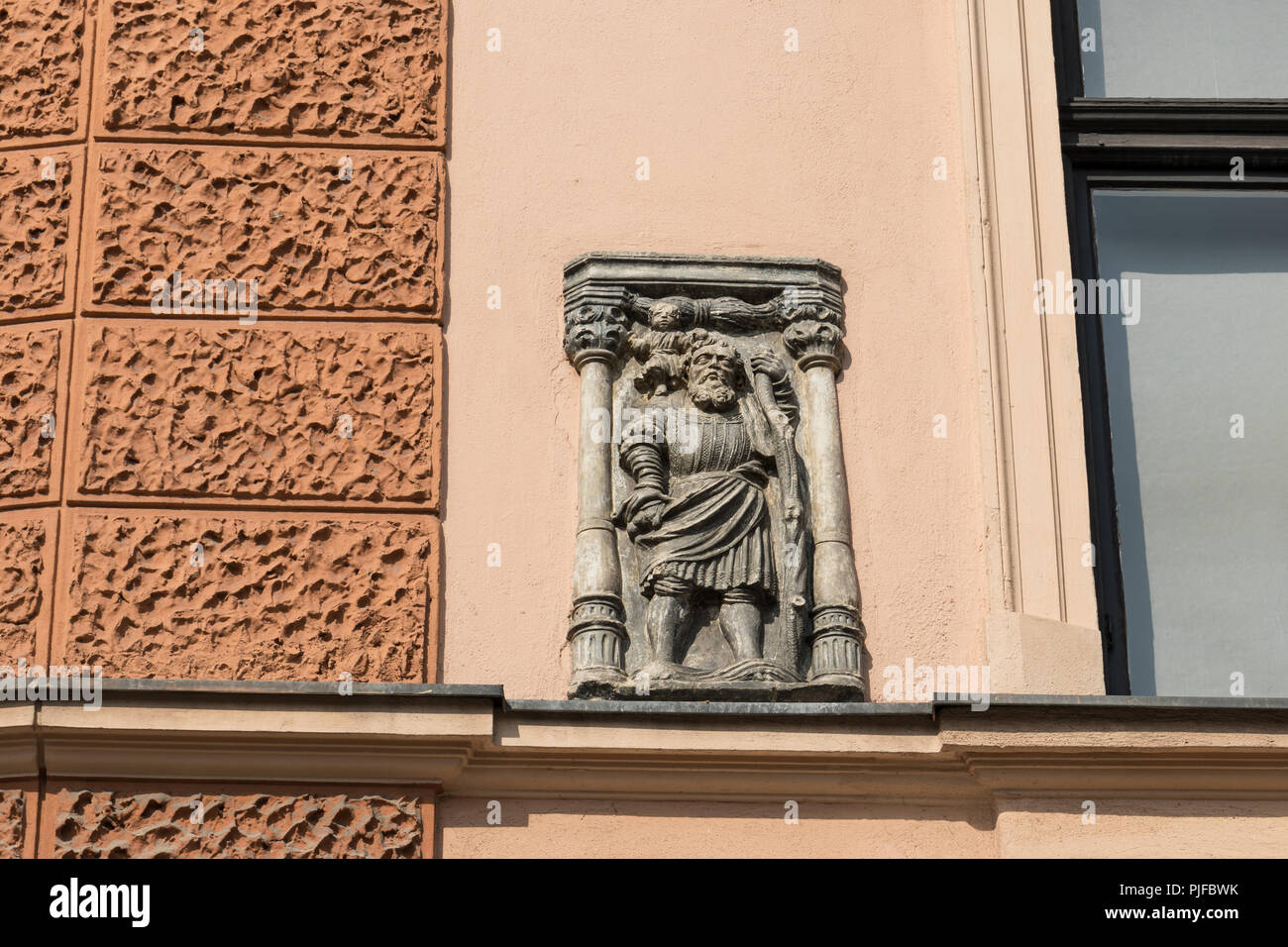 Stein Relief des Hl. Christophorus mit Kind - Ljubljana, Slowenien Stockfoto