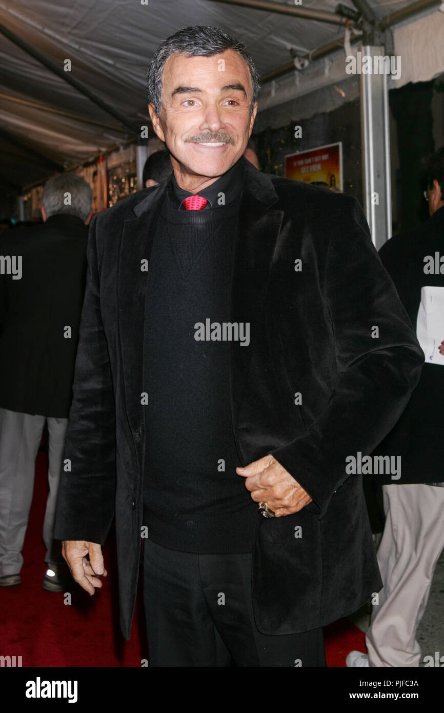 Burt Reynolds besucht "screening The Longest Yard' Ankunft in der Clearview Chelsea Kinos NYC USA am 24. Mai 2005. Stockfoto
