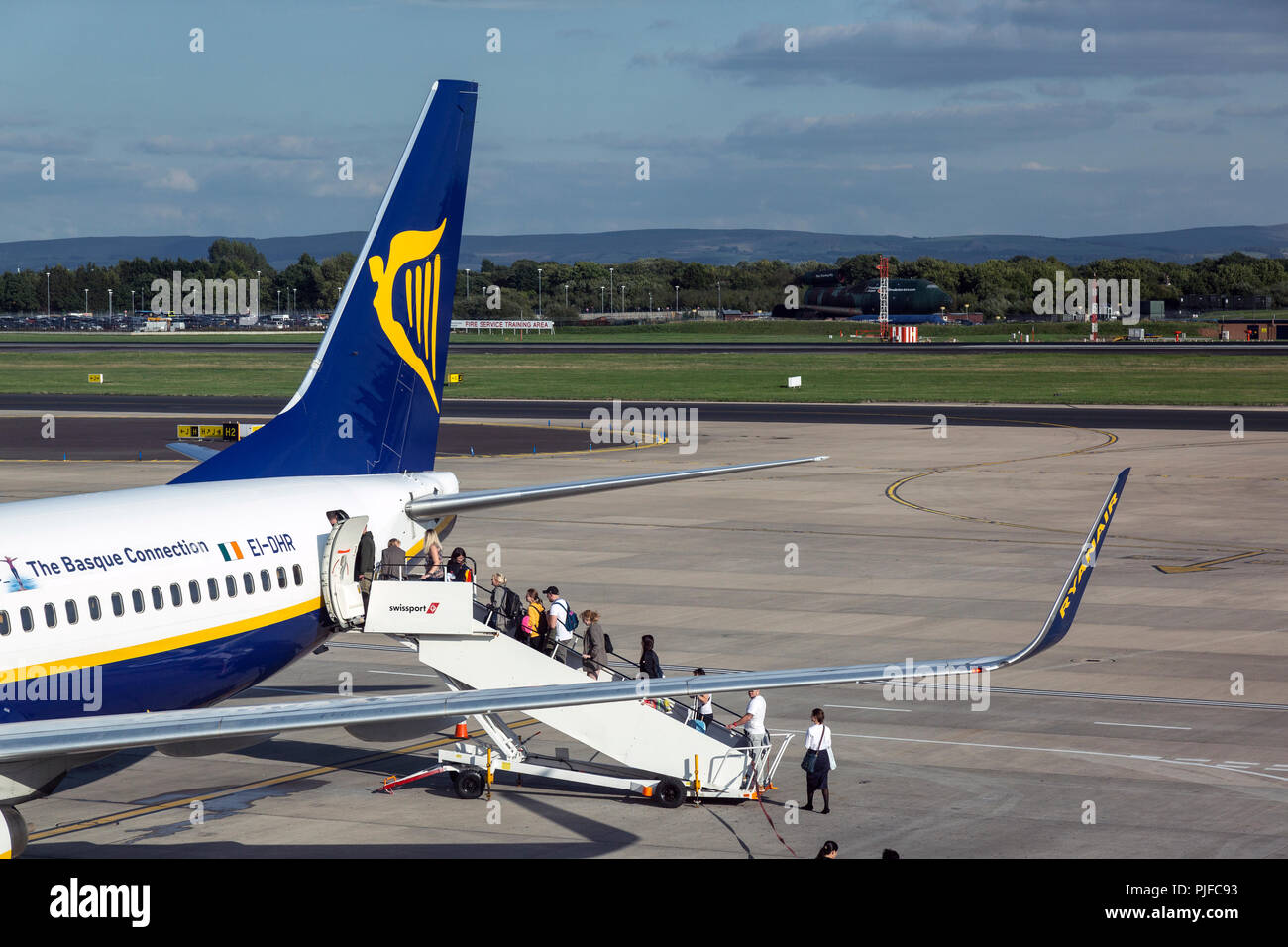 Die Fluggäste eine Ryanair Boeing 737 auf dem Flughafen Manchester in England. Stockfoto