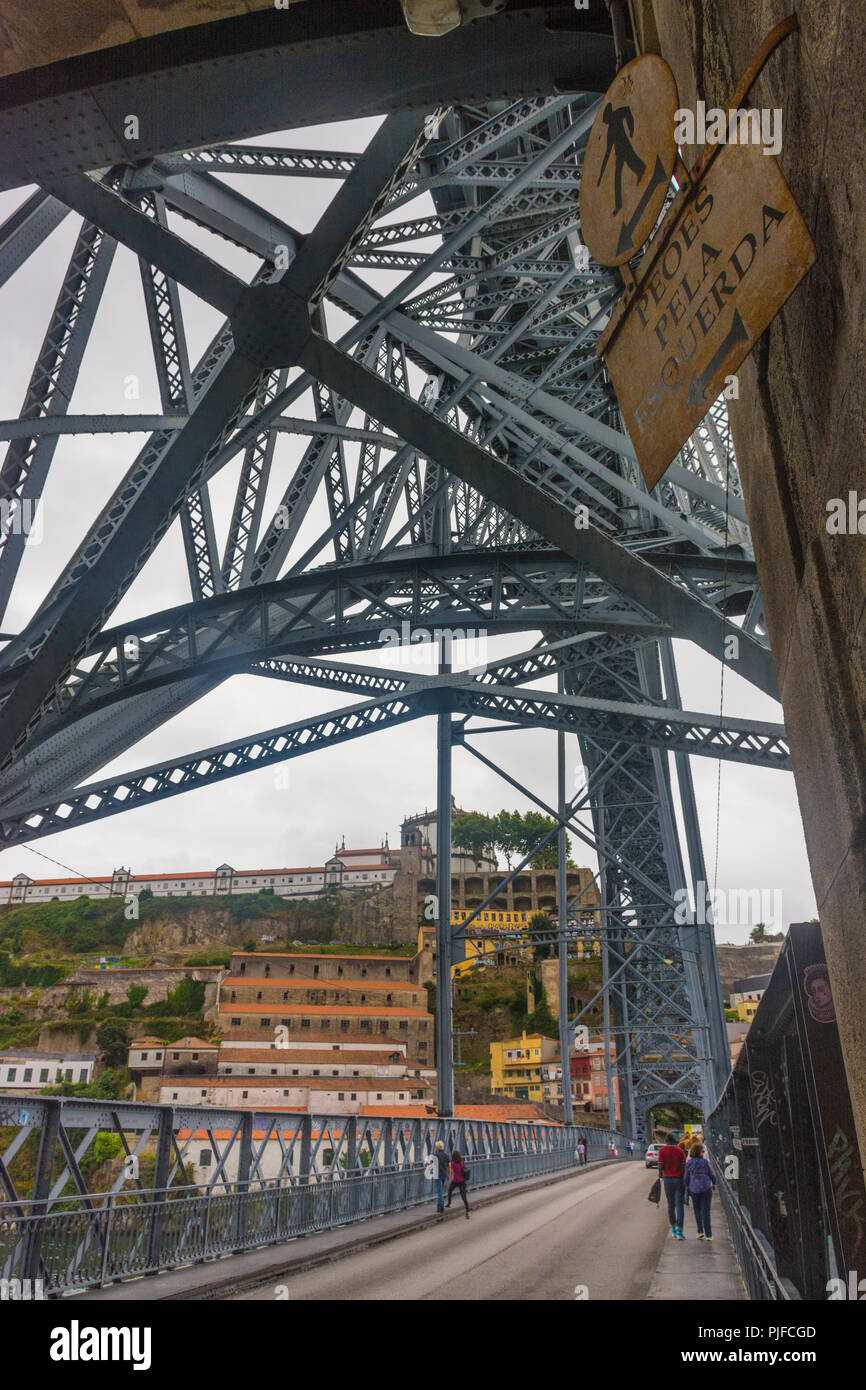 PORTO, PORTUGAL - 19. JULI 2017: Untere Luiz I Brücke, bedeckt von Balken, die einen Bogen bilden. Projekt des Ingenieurs Théophile Seyrig Stockfoto