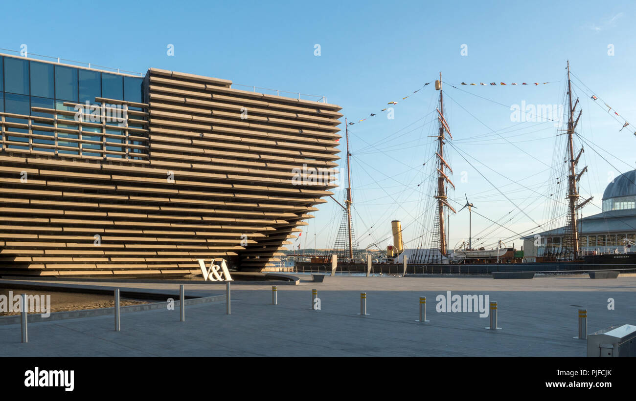 Die neue V&A Museum historische mit dem Segelschiff RRS Discovery im Hintergrund an der Waterfront in Tayside Dundee, Schottland Stockfoto