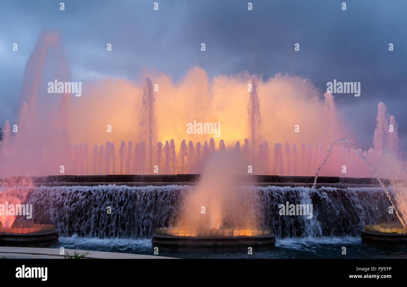 Bunte Leistung der Magische Brunnen von Montjuic in Barcelona, Spanien. Stockfoto