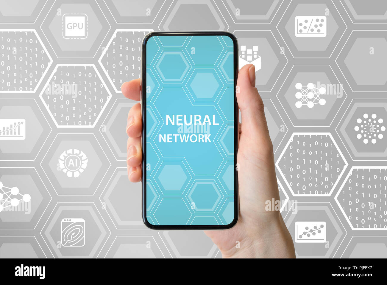 Tiefe neuronale Netzwerk Konzept. Hand mit modernen Blende freie Smart Phone vor neutralem Hintergrund mit Symbolen Stockfoto
