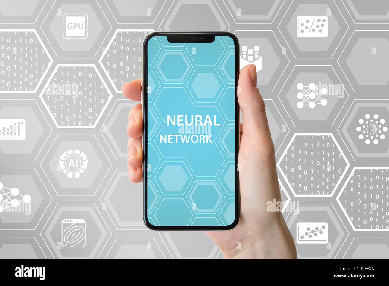 Tiefe neuronale Netzwerk Konzept. Hand mit modernen Blende freie Smart Phone vor neutralem Hintergrund mit Symbolen Stockfoto