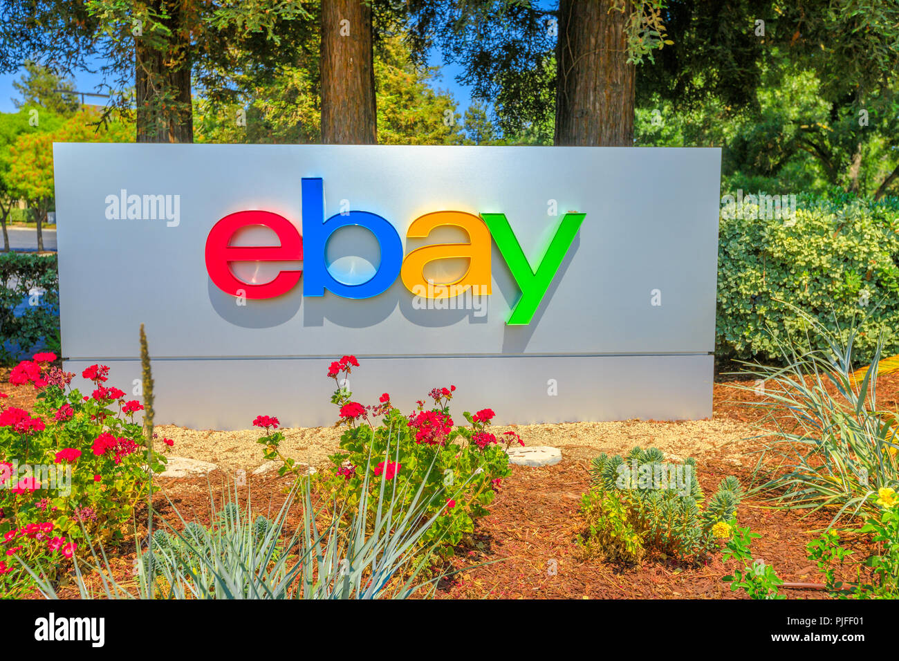 San Jose, Kalifornien, USA - 12. August 2018: Nahaufnahme von eBay Logo bei eBay's Hauptsitz in San Jose, Silicon Valley, Kalifornien. eBay Inc. ist ein multinationaler Konzern, ein Pionier im E-Commerce. Stockfoto