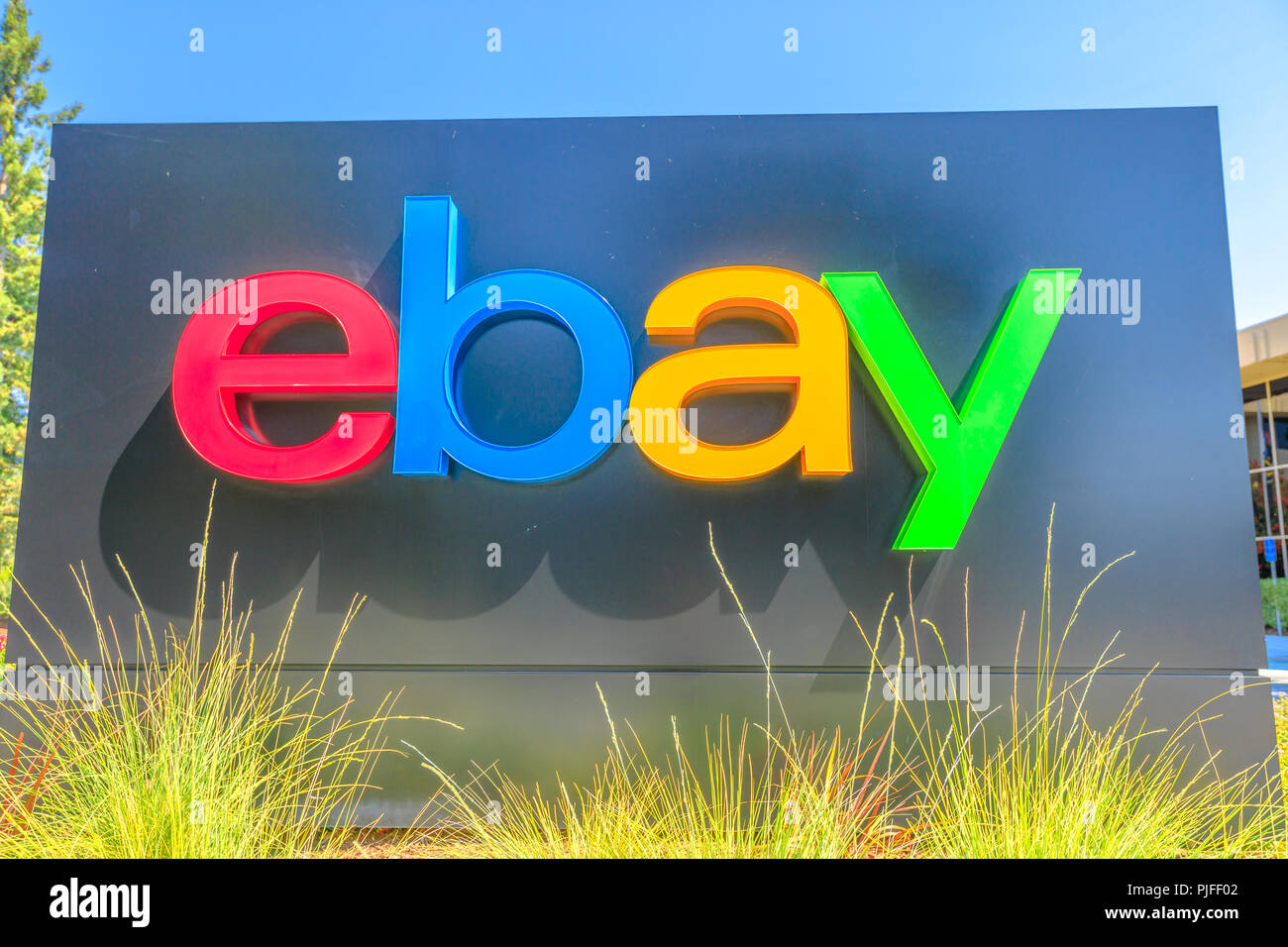 San Jose, Kalifornien, USA - 12. August 2018: Nahaufnahme von eBay an eBay's Hauptsitz in San Jose, Silicon Valley, Kalifornien. eBay Inc. ist ein multinationaler Konzern, ein Pionier im E-Commerce. Stockfoto