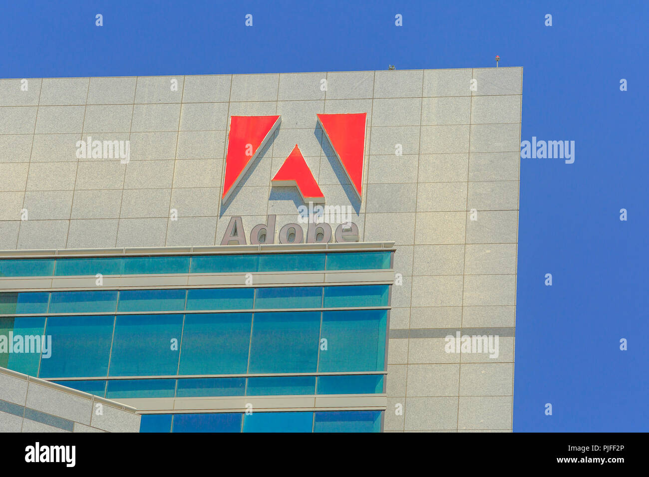 San Jose, Kalifornien, USA - 12. August 2018: Adobe Logo bei Adobe Hauptsitz. Adobe ist führender Anbieter von Software für Grafik, Fotografie, Video und einem großen microstock Agentur. Stockfoto
