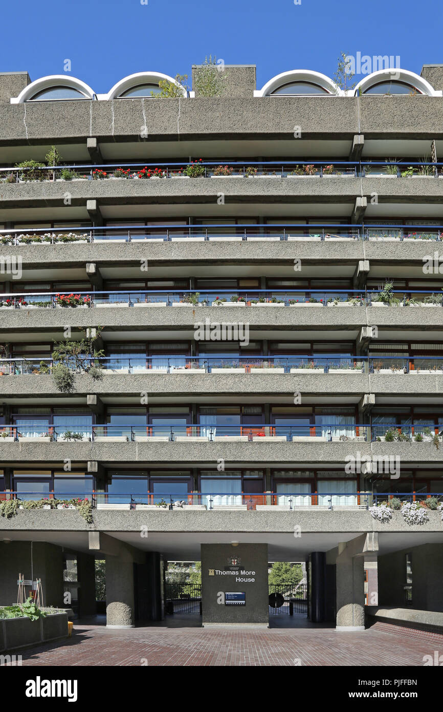 Thomas Moore Haus in der Barbican, London, UK. Berühmte, 1960er Jahre Wohnanlage im Zentrum der Stadt. Stockfoto