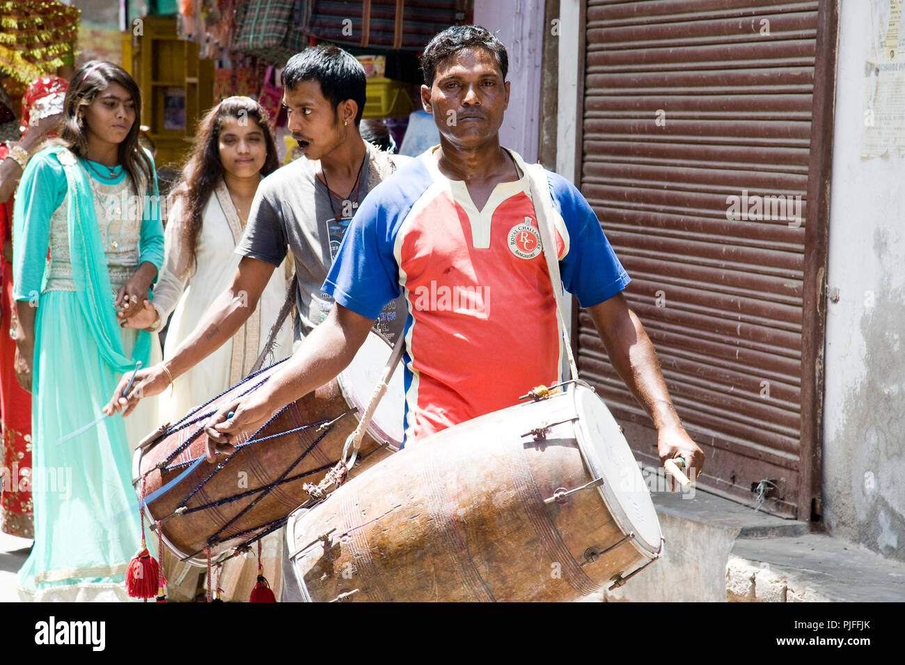 Traditionelle indische Frau, die hinduistischen Ritualen mit Dhol Spieler an Radha Kund und Shyama Kund barsana in Mathura Uttar Pradesh Indien Stockfoto