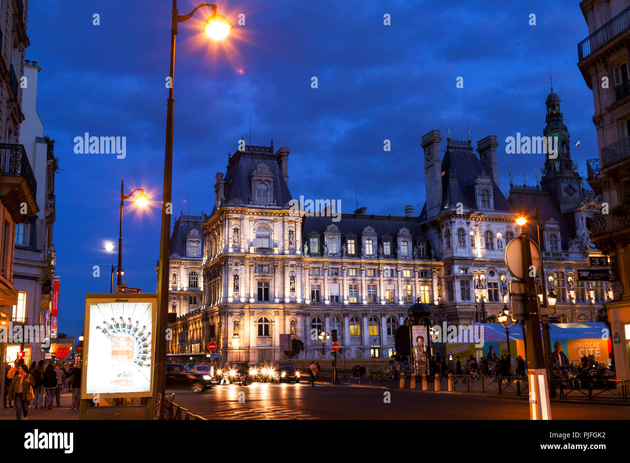 Sicht in der Dämmerung des renommierten Hotel de Ville in Paris gegen einen dunklen blauen Himmel Stockfoto