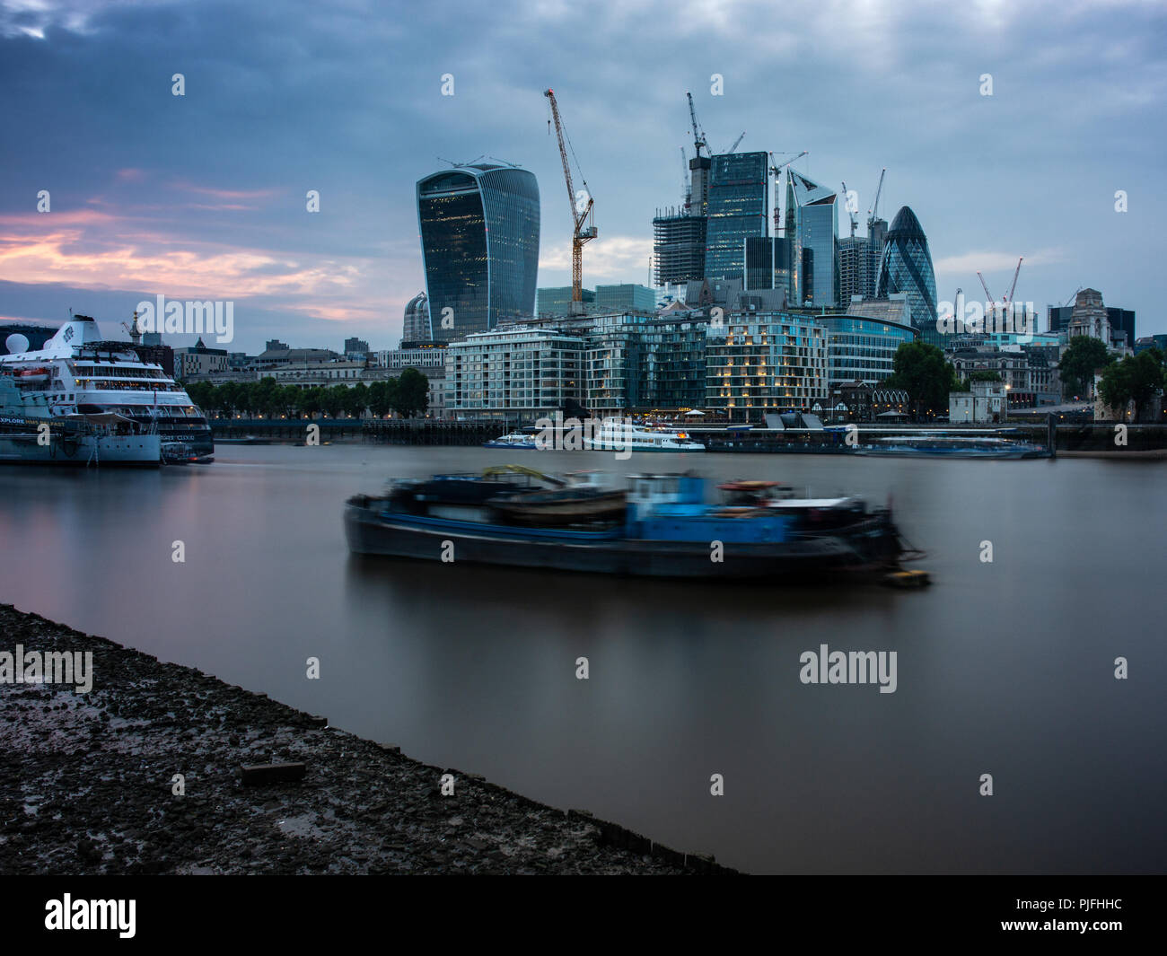 London, England, Großbritannien - 1. Juni 2018: Wolkenkratzer sind mit Kränen während des Baubooms in der Londoner City umgeben, mit lastkähnen im Fluss Stockfoto