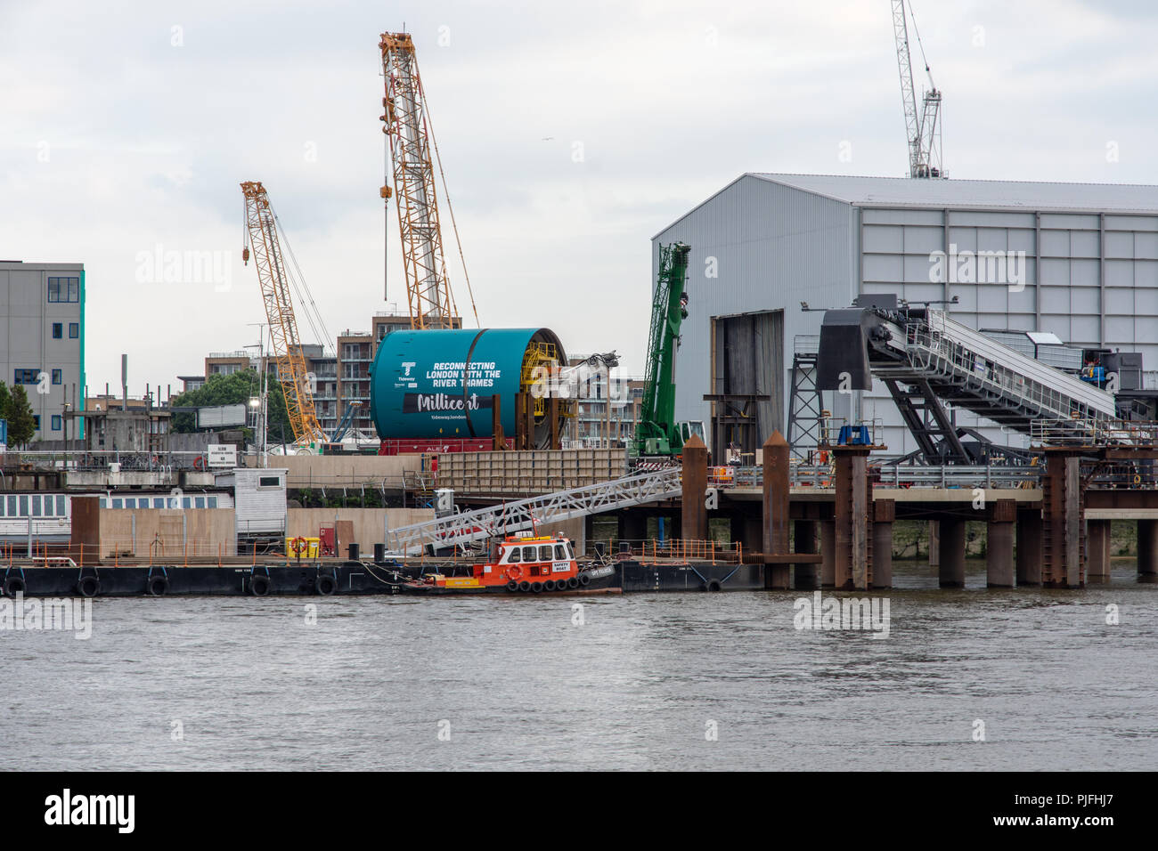 London, England, Großbritannien - 8. Juni 2018: Millicent, einer der Themse Tideway Tunnelbohrmaschinen, steht am Ufer der Themse bei Nine Elms, Stockfoto