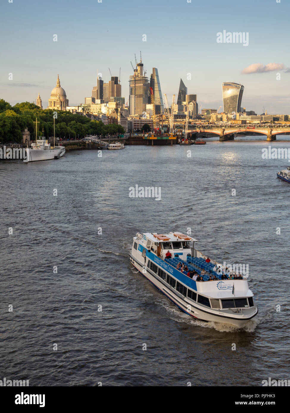London, England, UK - 12. Juni 2018: London River Cruise sightseeing tour Boot führt entlang der Themse mit Wolkenkratzern, die die Stadt von Lo Stockfoto