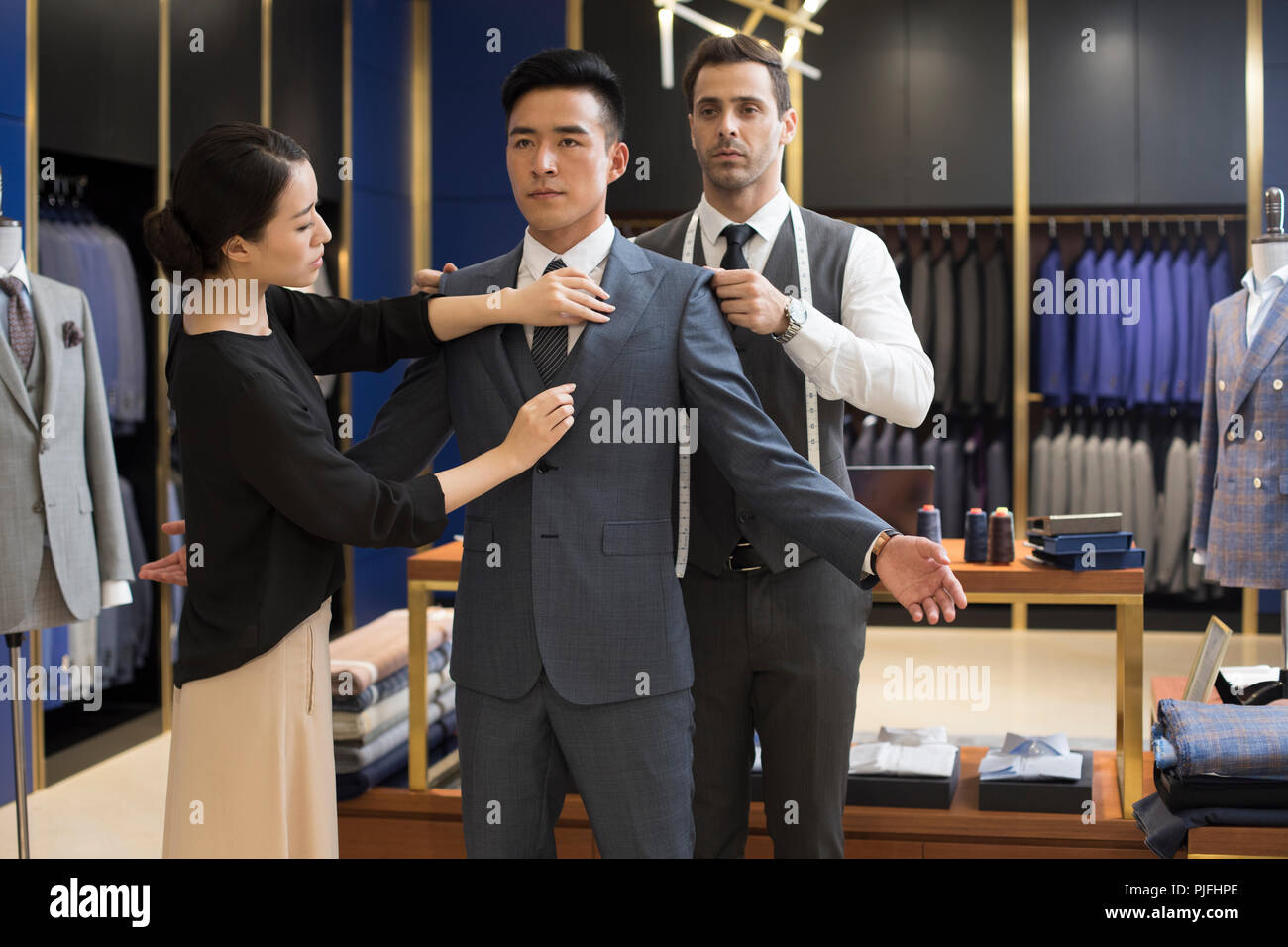 Fashion Designer Prüfung Anzug auf der Kunden Stockfoto