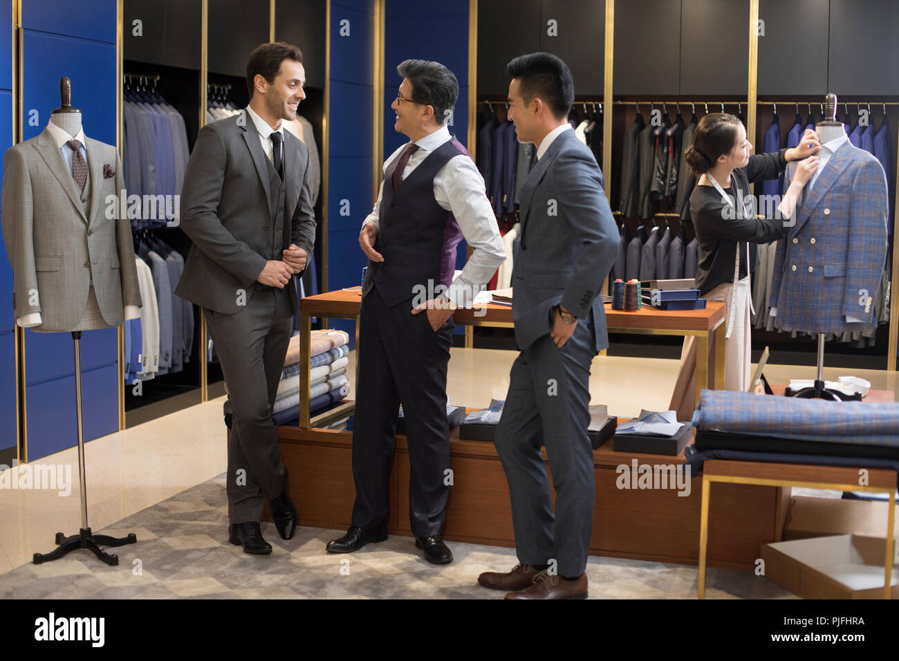 Zuversichtlich Modedesigner und Unternehmer sprechen Stockfoto