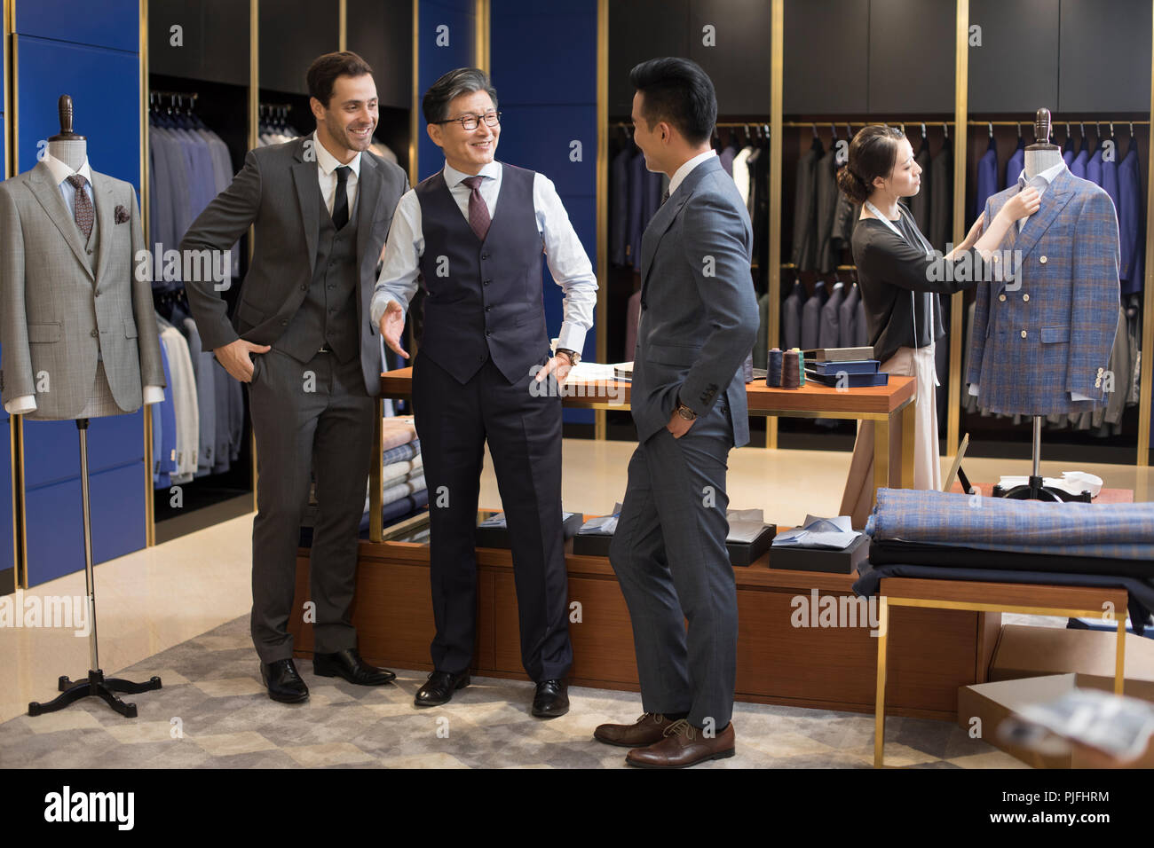 Zuversichtlich Modedesigner und Unternehmer sprechen Stockfoto