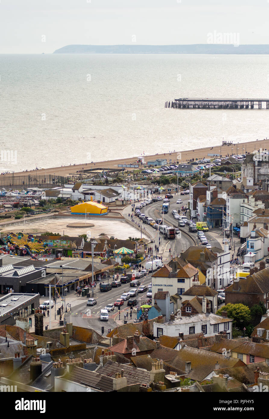 Hastings, England, UK - 23. Juni 2018: Boote, Parkplätze, Kirmessen und traditionelle alte Häuser Unordnung der Küste von Hastings in Sussex. Stockfoto