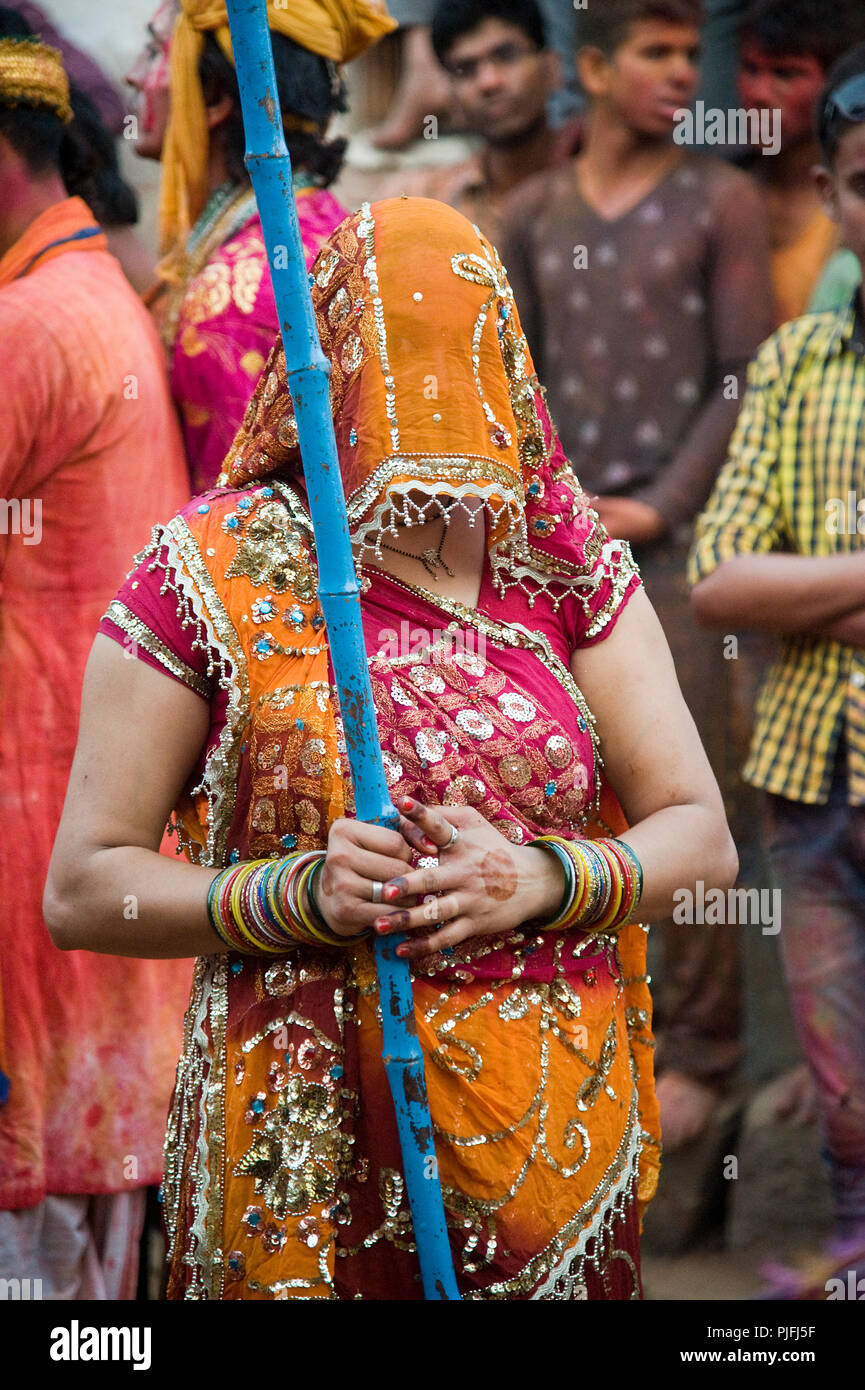 Frauen und Männern Anhänger Sie clelebrate Lathmar Holi Festival indische Frauen Männer schlagen mit Stöcken an nandgaon Dorf in Mathura Uttar Pradesh Stockfoto