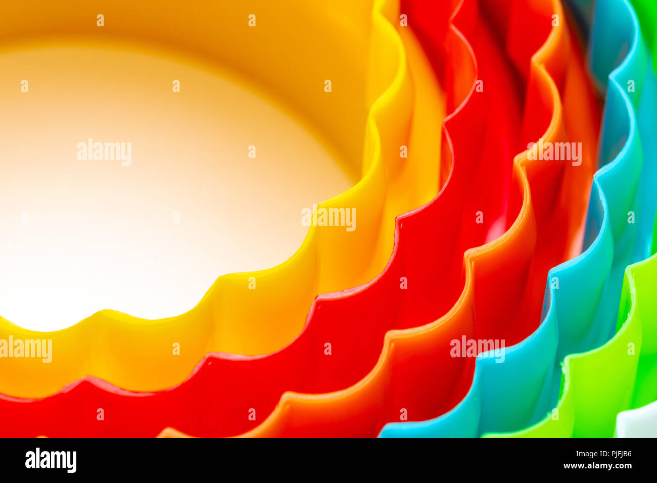 Schöne Textur mit konzentrischen Kreisen mit den Farben des Regenbogens. Für Tapeten, Katalogen und Plakaten. Stockfoto