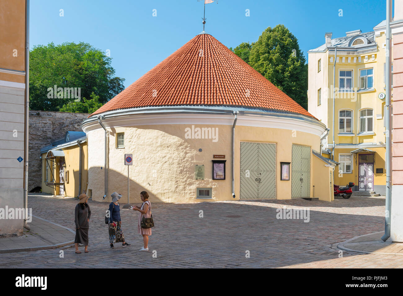 Blick auf die historische Pferd Mühle (Lai 47), dient jetzt als das bürgerliche Theater in der Altstadt von Tallinn, Estland. Stockfoto