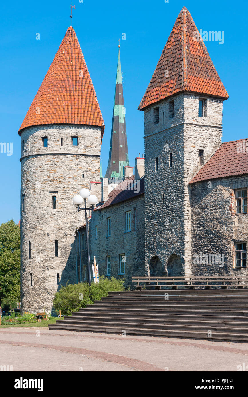 Tallinn mittelalterlichen Türme, Blick auf einen Abschnitt der unteren Stadtmauer mit zwei mittelalterlichen Türme mit Blick in den Stadtpark und Gärten, Tallinn, Estland. Stockfoto