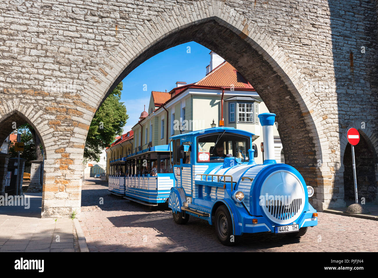 Touristen Stadt fahren, in den Wagen gezogen von einer Imitation Blue Train eine Gruppe von Touristen Tour der mittelalterlichen Altstadt von Tallinn, Estland. Stockfoto