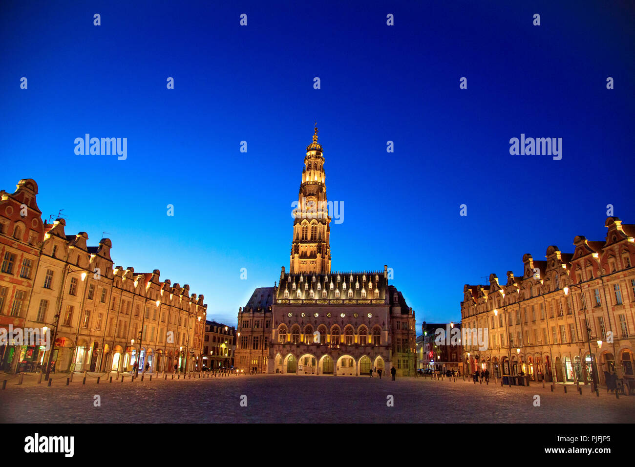 Arras (Nordfrankreich): Rathaus und traditionellen flämischen Architektur der Gebäude in der "Place des Heros" (Heldenplatz), nachts. Der Glockenturm o Stockfoto