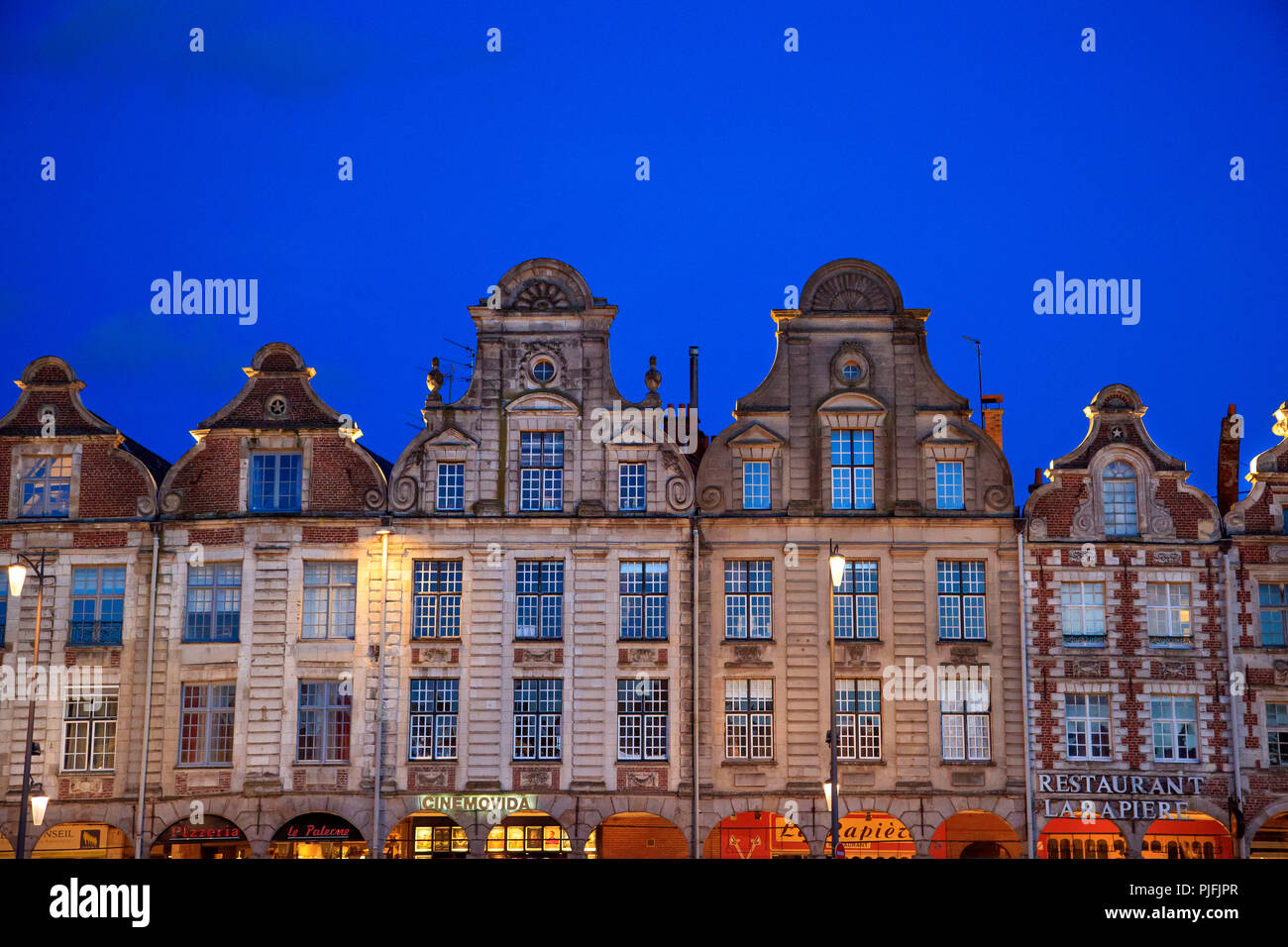 Arras (Nordfrankreich): Fassade des traditionellen flämischen Gebäuden im 'Grand Place' Square bei Nacht Stockfoto
