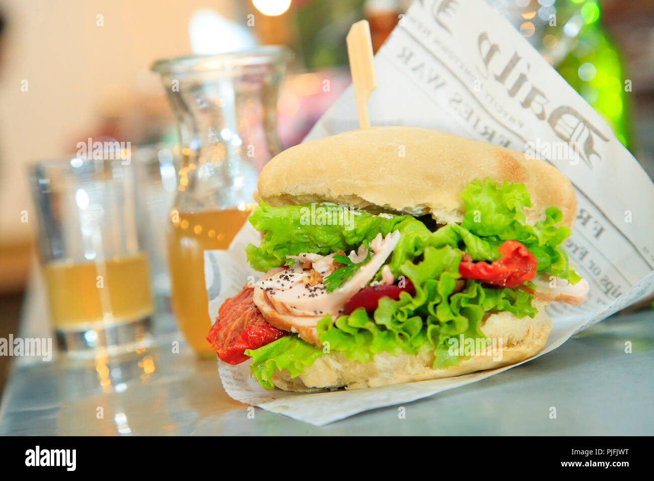 Pan bagnat Sandwich, mit Hähnchen und Salat. Gesunde Sandwich Stockfoto