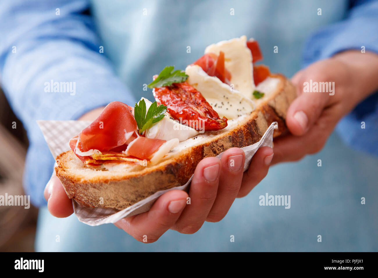 Herzhafte butterbrot, Scheibe Brot mit getrockneten Tomaten, Käse und Schinken Stockfoto