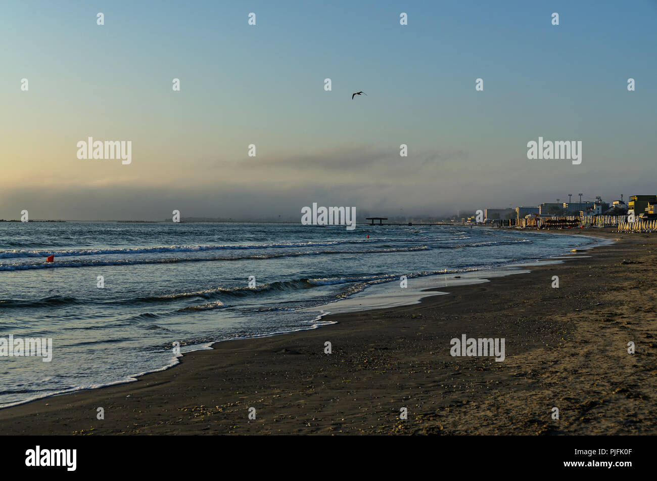 Strand von Schwarzen Meer von Mamaia, Rumänien bei Sonnenaufgang, warmen Sonnenschein Atmosphäre. Stockfoto
