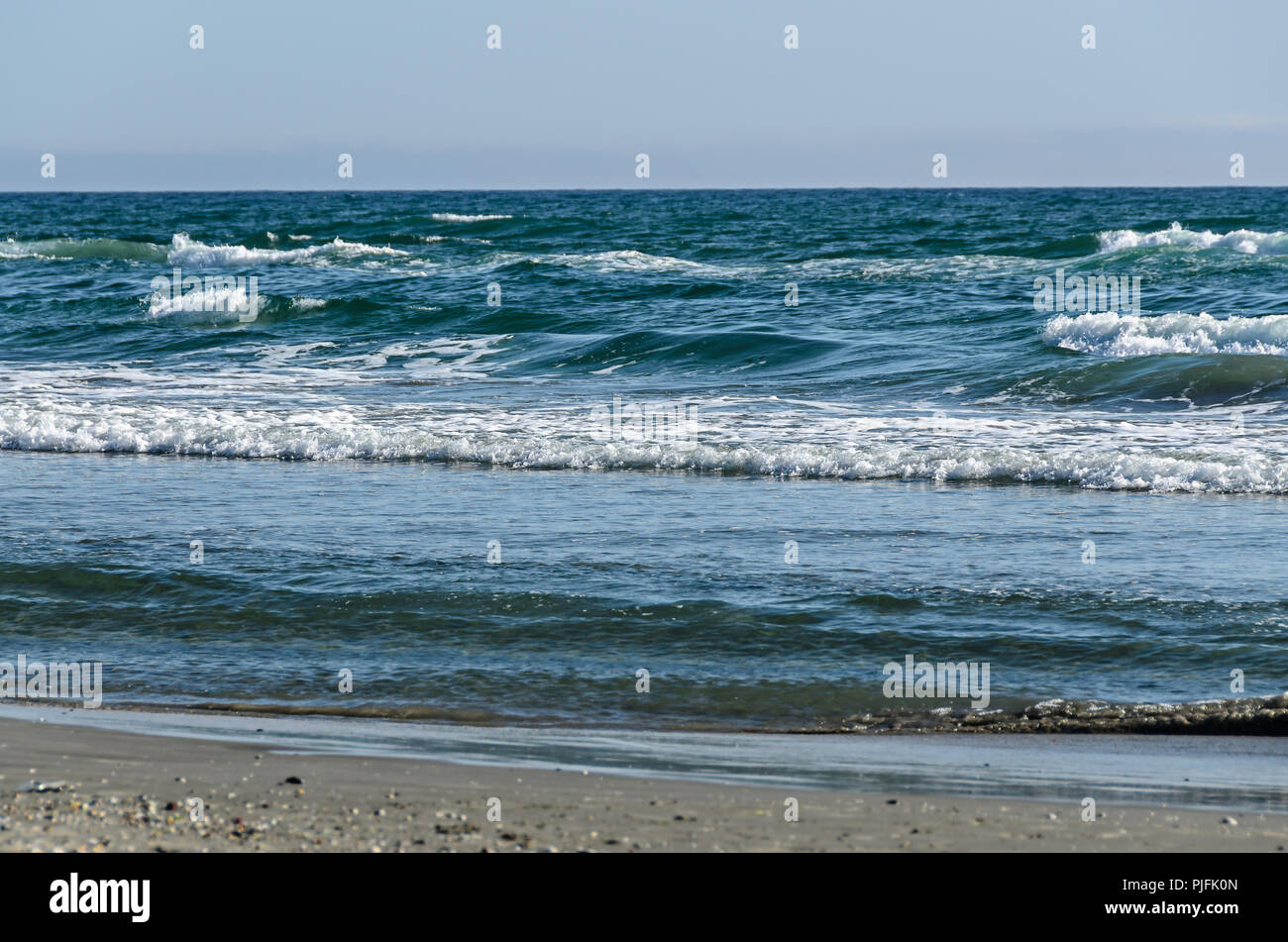 Strand von Schwarzen Meer von Mamaia, Rumänien bei Sonnenaufgang, warmen Sonnenschein Atmosphäre. Stockfoto