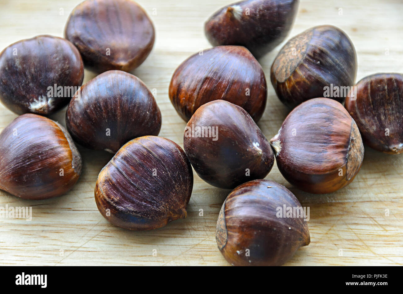 Essbare Kastanien braun, Holz- Hintergrund. Stockfoto