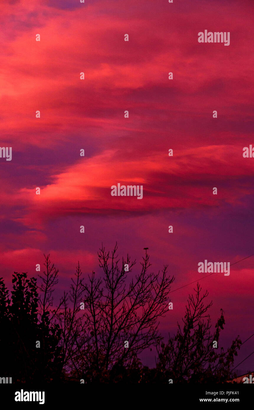 Lebendige Farben mystic Himmel, dunkle Silhouette, Ray der Lichter. Stockfoto