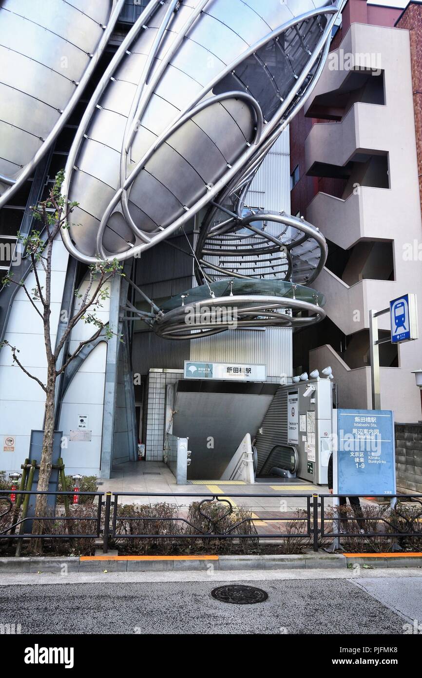 TOKYO, Japan - 29 November 2016: iidabashi Bahnhof in Tokio. Toei U-Bahn und Tokyo Metro sind 285 Stationen und haben 8,7 Millionen Benutzer täglich. Stockfoto