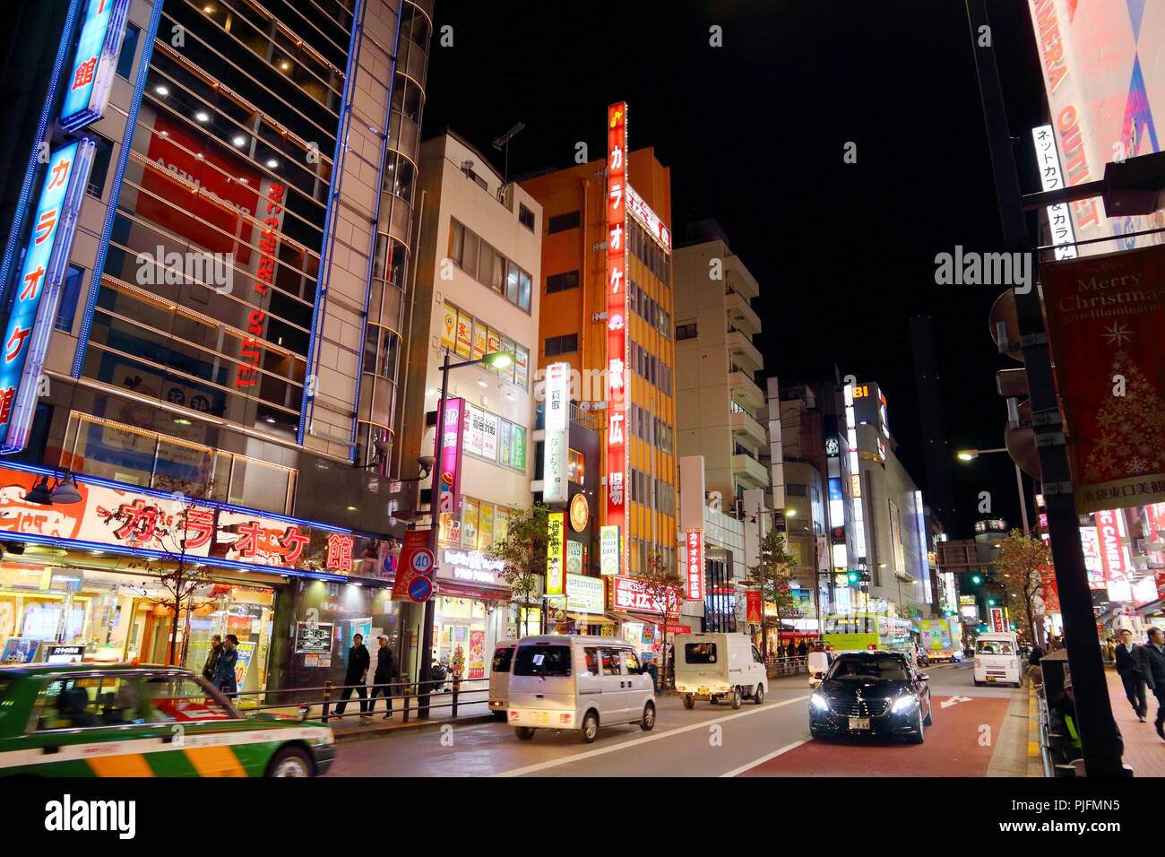 TOKYO, Japan - 29 November, 2016: die Menschen besuchen Nacht Ikebukuro Distrikt von Tokio, Japan. Tokyo ist die Hauptstadt von Japan. 37,8 Millionen Menschen leben Stockfoto